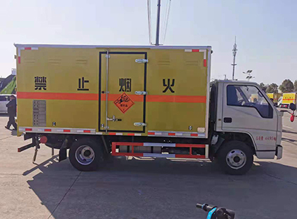 秦安爆破器材运输车工人安全操作规范与智能技术保障